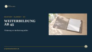 Offener Kursordner mit neutralen Registerkarten als Symbol für Weiterbildung und berufliche Entwicklung ab 45.
