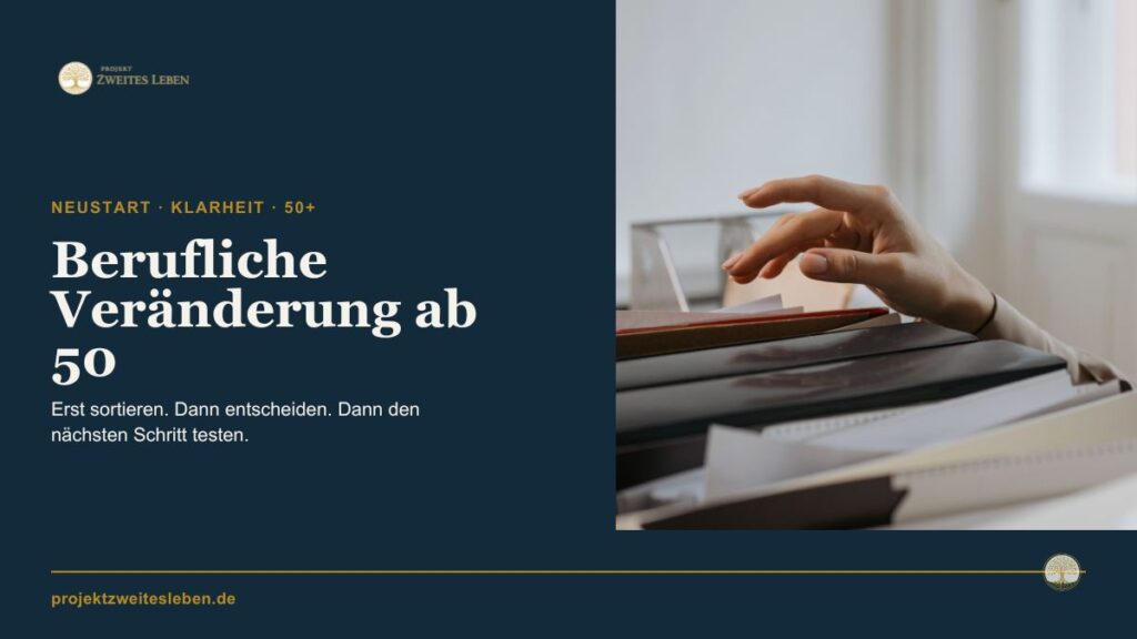 Berufliche Veränderung ab 50: Erst sortieren, dann handeln Drei neutrale Mappen, von denen eine leicht hervorgezogen ist, als Symbol für das Sortieren beruflicher Optionen ab 50.