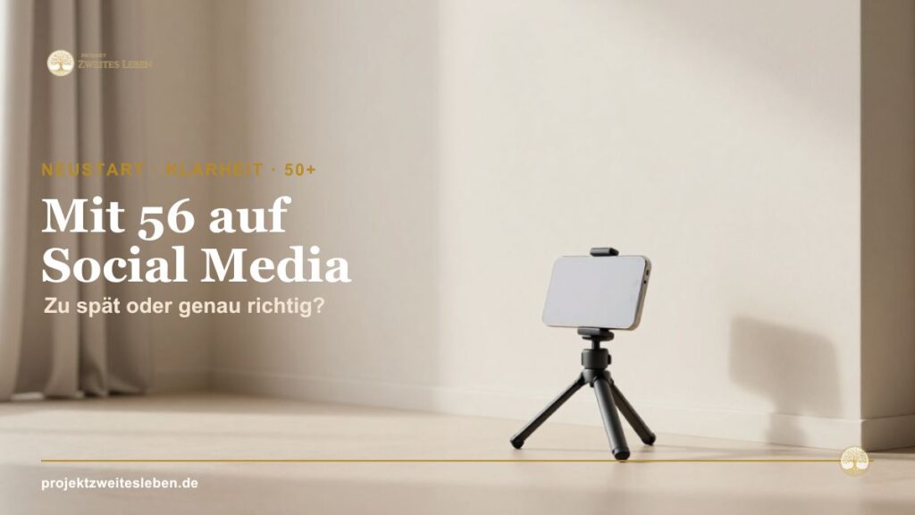 Leeres Smartphone-Stativ vor einer hellen Wand als Symbol für den ersten Schritt in die eigene Social-Media-Sichtbarkeit.