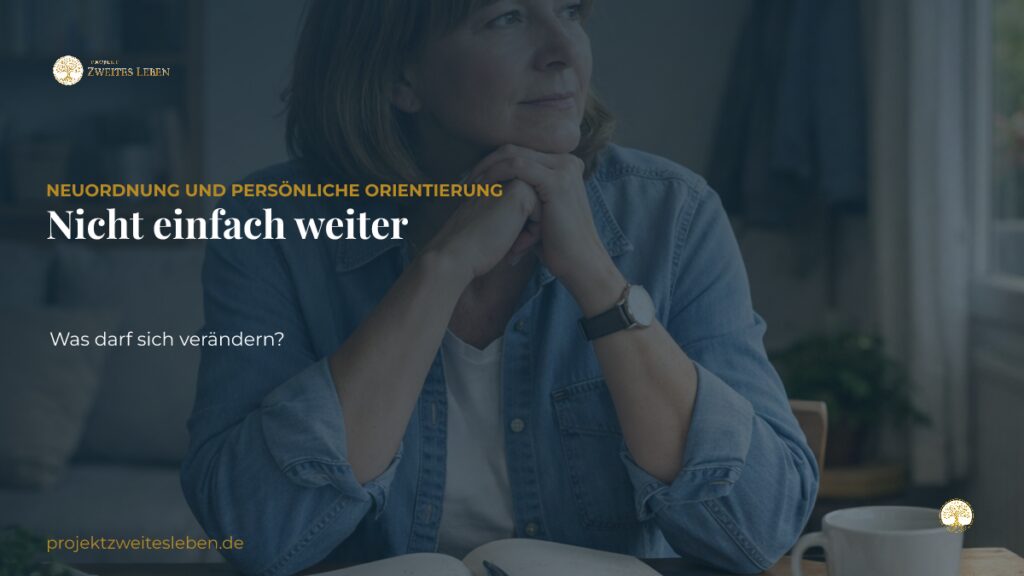 Wenn alles weiterläuft, aber es sich nicht mehr nach dem eigenen Leben anfühlt Helle, halb geöffnete Tür zu einem neutralen Raum als Symbol für persönliche Veränderung und Neuordnung.