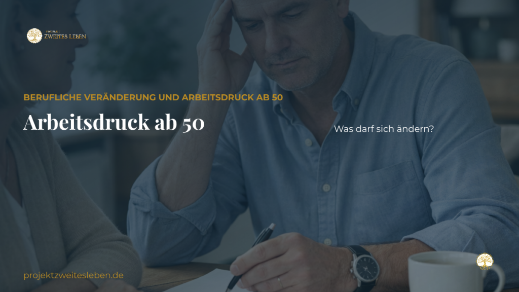 Wenn Arbeit dauerhaft auf Druck läuft: Ist das noch normal – oder ein Signal? Sachliche moderne Arbeitsumgebung als Symbol für berufliche Veränderung und Arbeitsdruck ab 50.