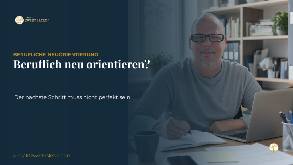Der Arbeitsmarkt wird zäher: Was ist jetzt dein nächster beruflicher Schritt? Markus in einer hellen Arbeitsumgebung als Symbol für berufliche Neuorientierung ab 50