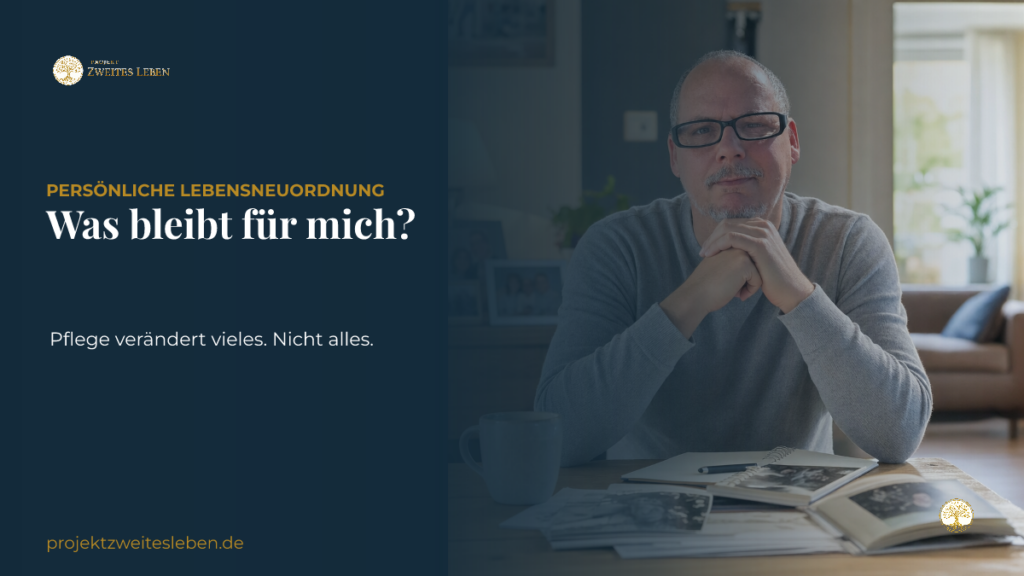 Wenn die Eltern Pflege brauchen: Was passiert jetzt mit deinem eigenen Leben? Markus steht in einer ruhigen Alltagsszene und hält ein Smartphone ohne lesbare Inhalte. Das Motiv steht für familiäre Verantwortung und die eigene Lebensplanung.