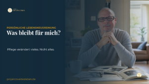 Wenn die Eltern Pflege brauchen: Was passiert jetzt mit deinem eigenen Leben? Markus steht in einer ruhigen Alltagsszene und hält ein Smartphone ohne lesbare Inhalte. Das Motiv steht für familiäre Verantwortung und die eigene Lebensplanung.