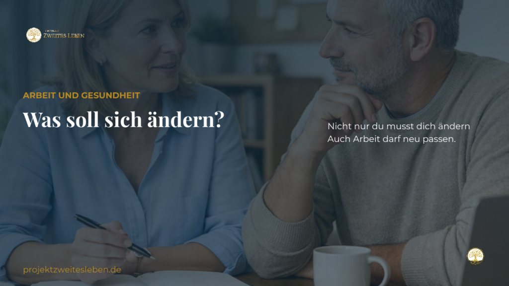Gesund bleiben, bevor es kippt: Was soll sich an deiner Arbeit verändern? Ruhige neutrale Arbeitsumgebung mit geschlossenem Laptop und ergonomischem Stuhl im weichen Tageslicht