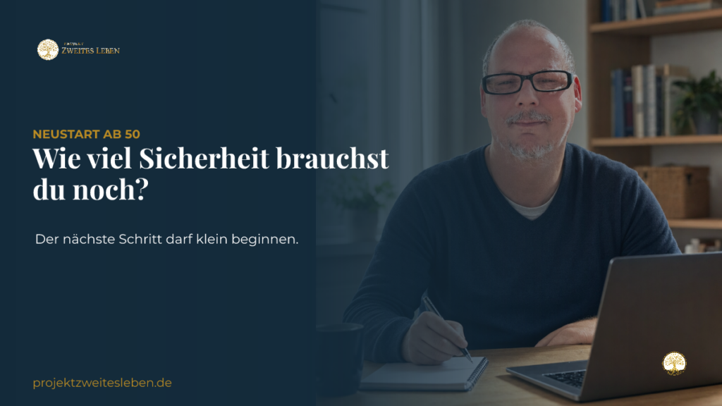 Wie viel Sicherheit brauchst du für einen Neustart ab 50? Markus steht in einer ruhigen Arbeitsumgebung und blickt nachdenklich zur Seite. Das Motiv steht für berufliche Neuorientierung und einen Neustart ab 50.