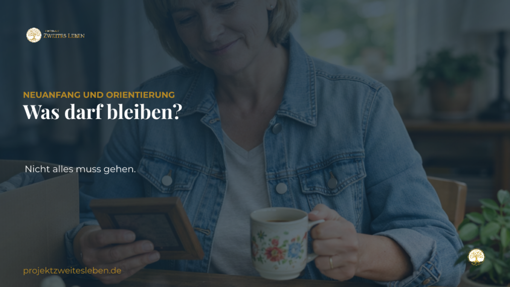 Nicht alles neu machen: Was soll in deinem Leben wirklich bleiben? Ruhiger heller Durchgang zwischen zwei Räumen als Symbol für persönliche Neuordnung und einen Neustart ab 50.