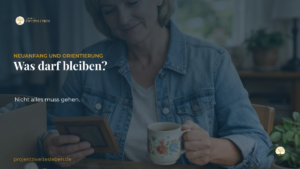 Ruhiger heller Durchgang zwischen zwei Räumen als Symbol für persönliche Neuordnung und einen Neustart ab 50.