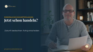Private Altersvorsorge ab 2027: Muss ich jetzt handeln? Markus betrachtet in einer hellen neutralen Umgebung ruhig ein Smartphone und einen schlichten Taschenrechner als Symbol für bewusste Altersvorsorgeplanung.