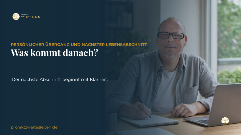 Rente kommt nicht automatisch: Was musst du selbst in die Hand nehmen? Markus steht in einem hellen neutralen Raum neben einem Smartphone und einem schlichten Kalender und denkt über den nächsten Lebensabschnitt nach.