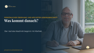 Rente kommt nicht automatisch: Was musst du selbst in die Hand nehmen? Markus steht in einem hellen neutralen Raum neben einem Smartphone und einem schlichten Kalender und denkt über den nächsten Lebensabschnitt nach.