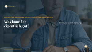 Neutrale helle Arbeitsumgebung mit geschlossenem Laptop, schlichter Uhr und freiem Arbeitsbereich als Symbol für berufliche Neuorientierung und eigene Fähigkeiten.