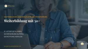 Moderne neutrale Lern- und Arbeitsumgebung mit Laptop und abstrakter digitaler Oberfläche zum Thema Weiterbildung mit 50