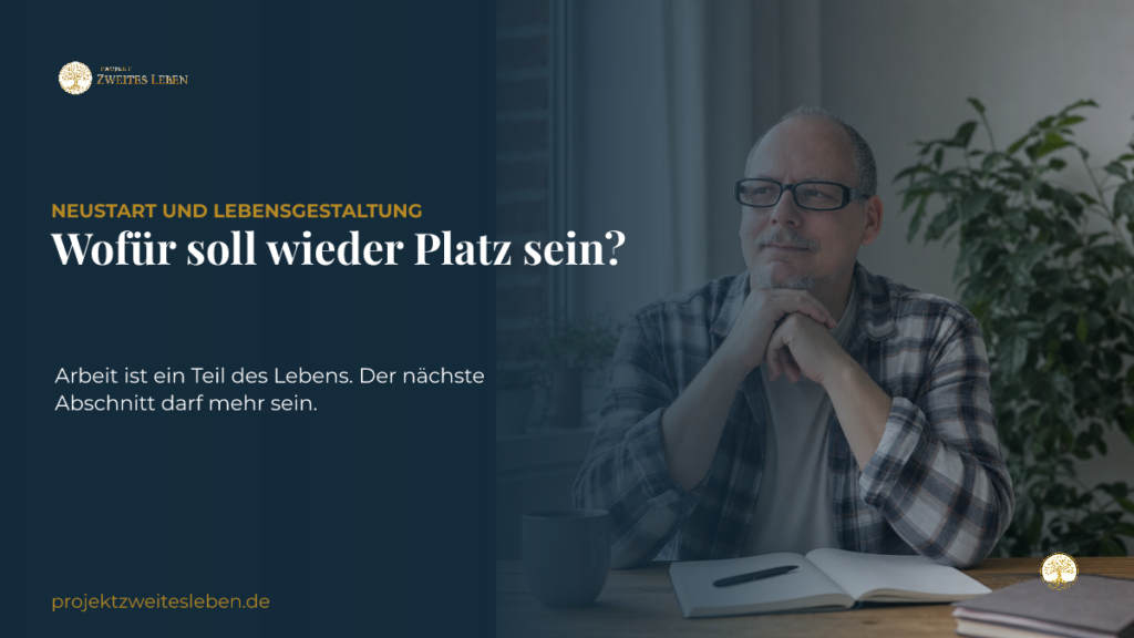 Weniger arbeiten: Was soll in deinem Leben wieder Platz bekommen? Markus sitzt in einem hellen neutralen Arbeitsbereich neben einem Laptop und blickt ruhig in die Kamera.