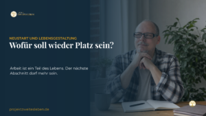 Weniger arbeiten: Was soll in deinem Leben wieder Platz bekommen? Markus sitzt in einem hellen neutralen Arbeitsbereich neben einem Laptop und blickt ruhig in die Kamera.